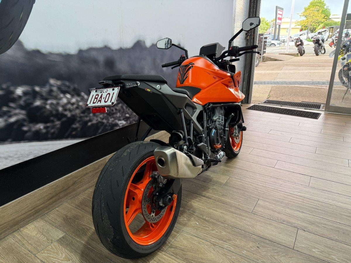 2024 KTM 990 DUKE ROAD