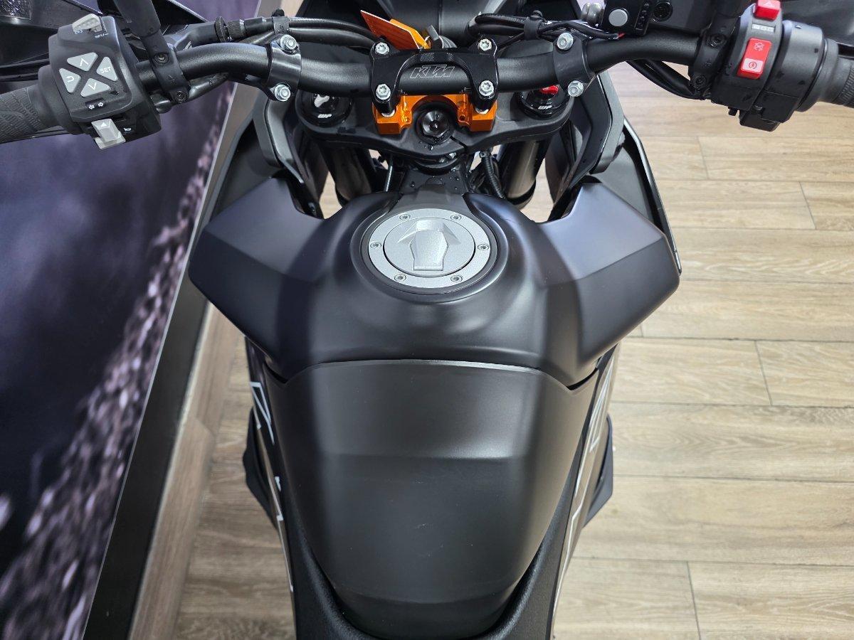 2023 KTM 890 SM-T SPORTS