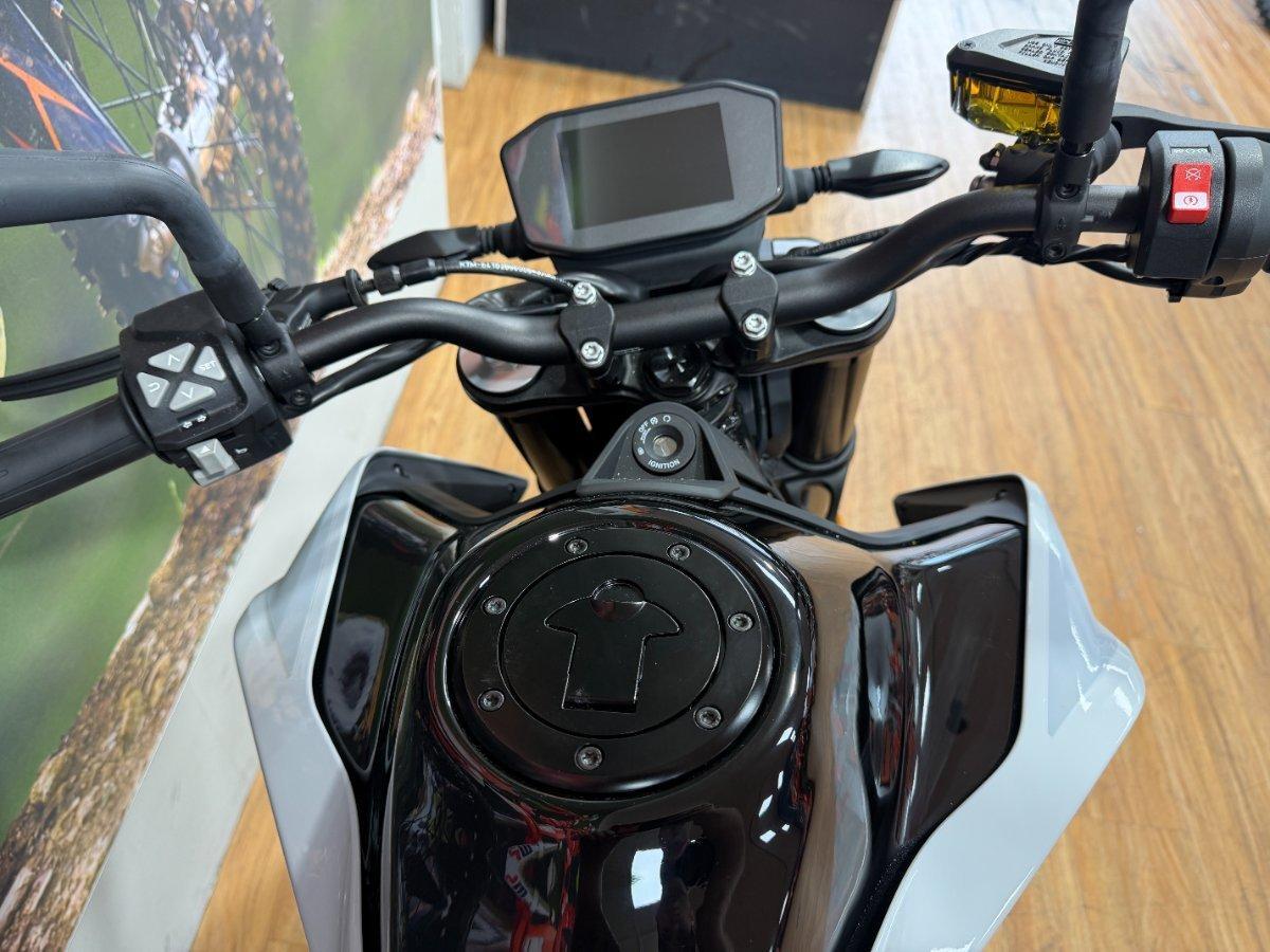2024 KTM 790 DUKE ROAD