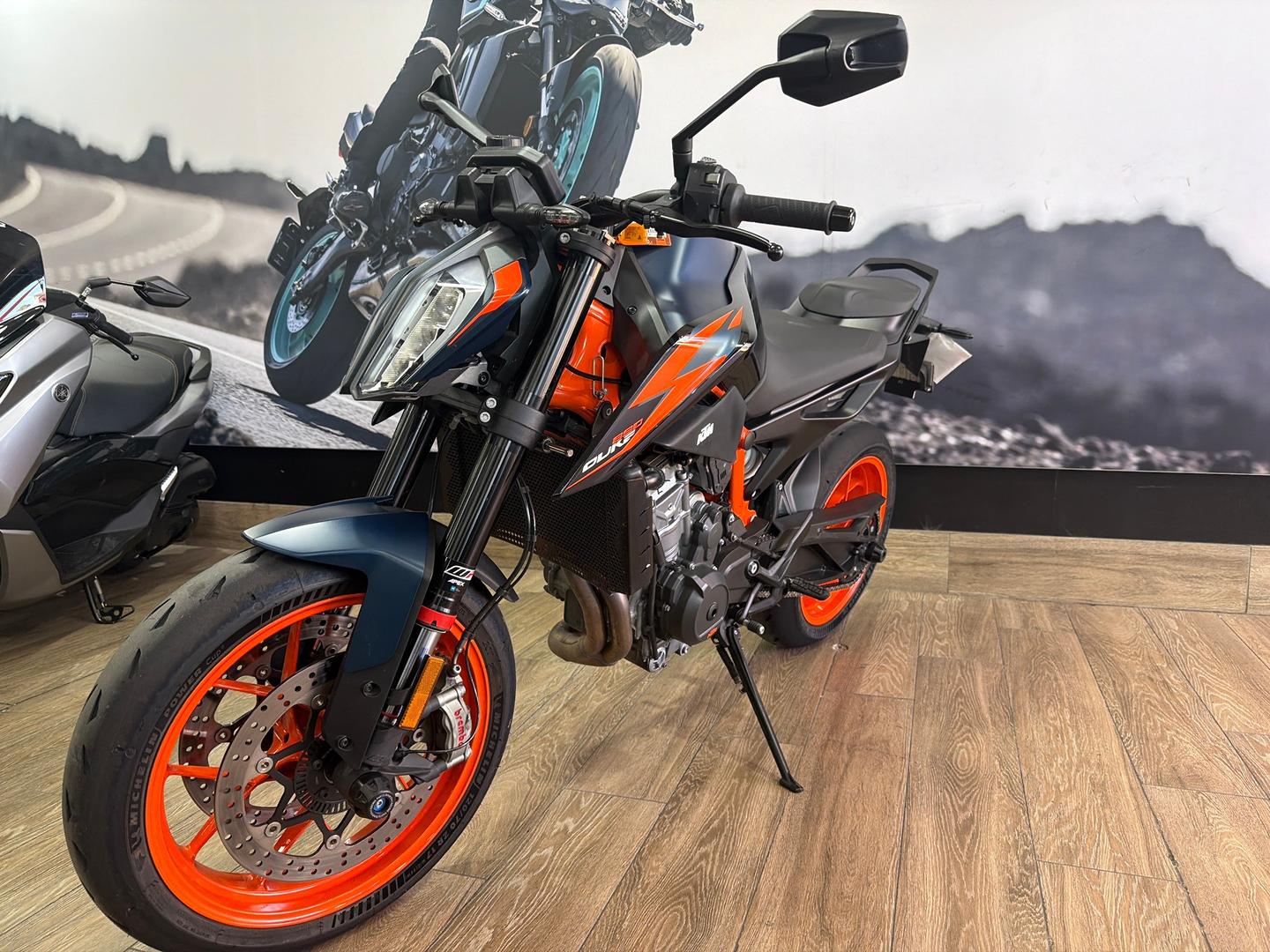 2023 KTM 890 DUKE R ROAD