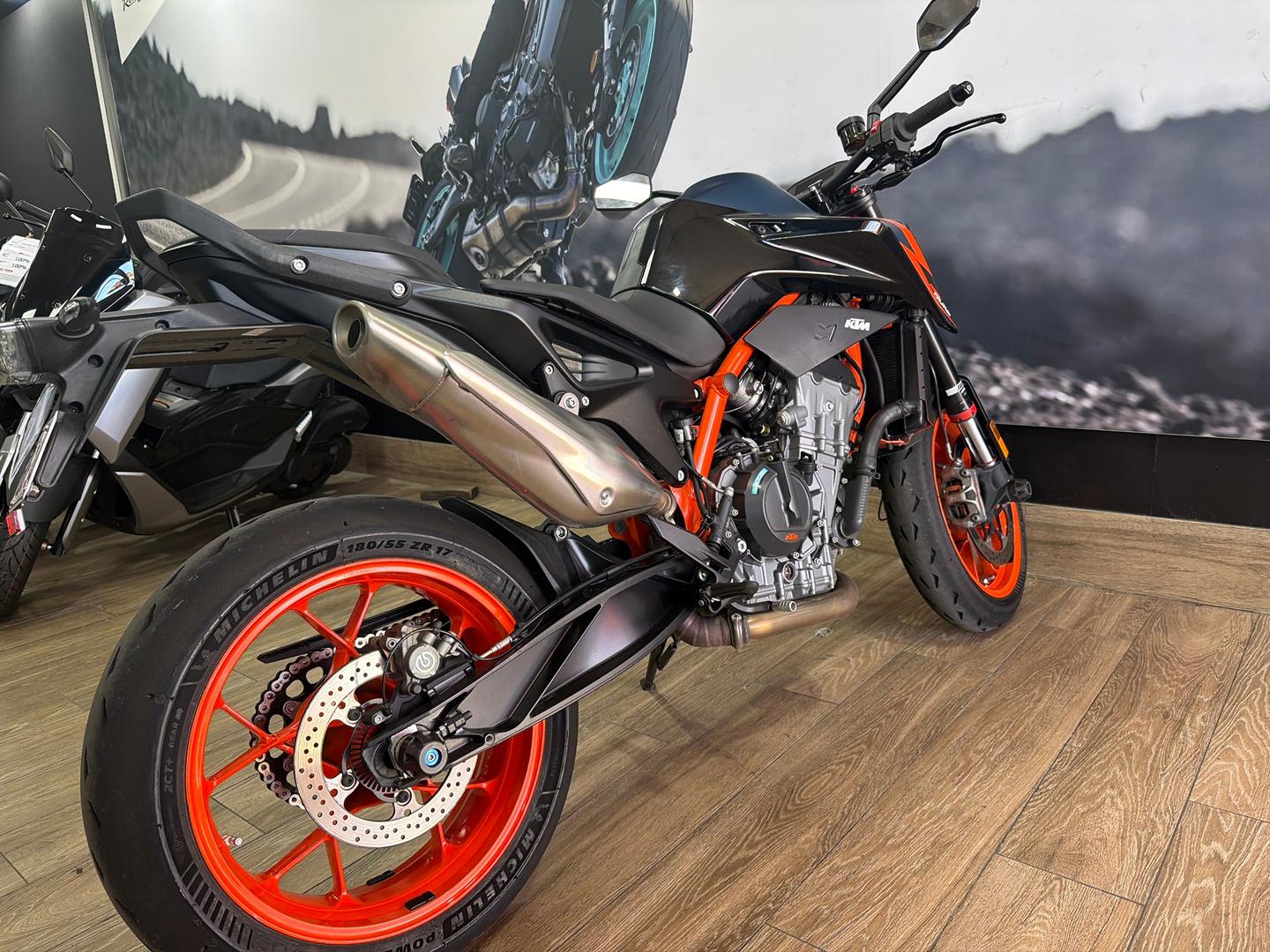 2023 KTM 890 DUKE R ROAD