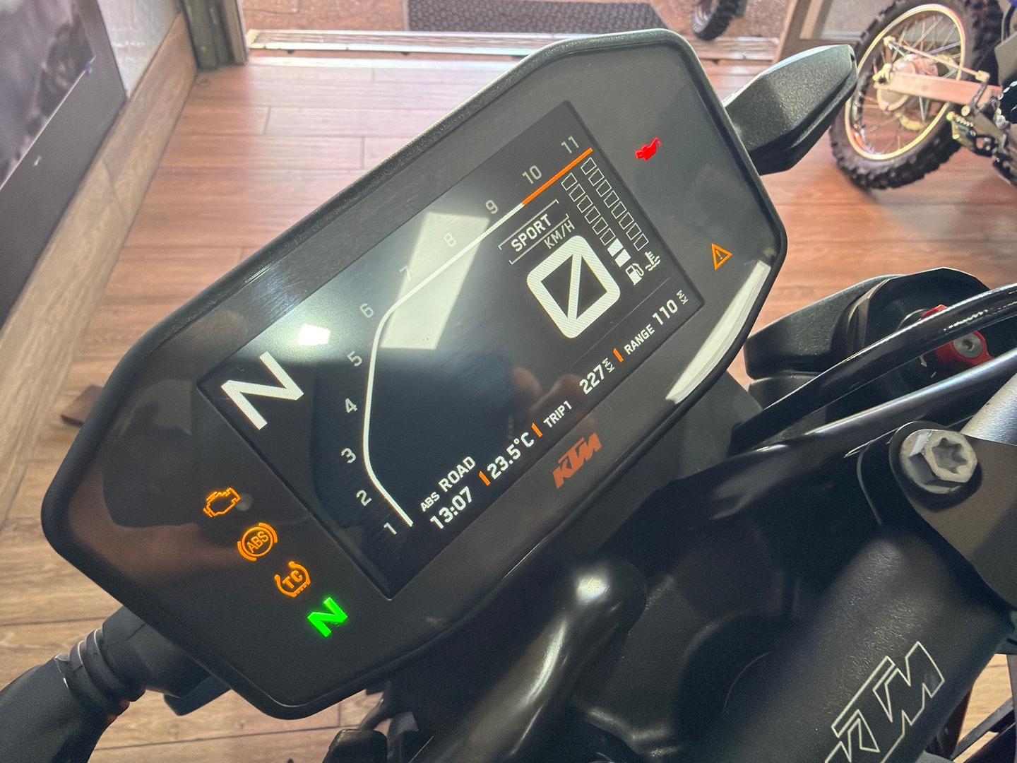 2023 KTM 890 DUKE R ROAD
