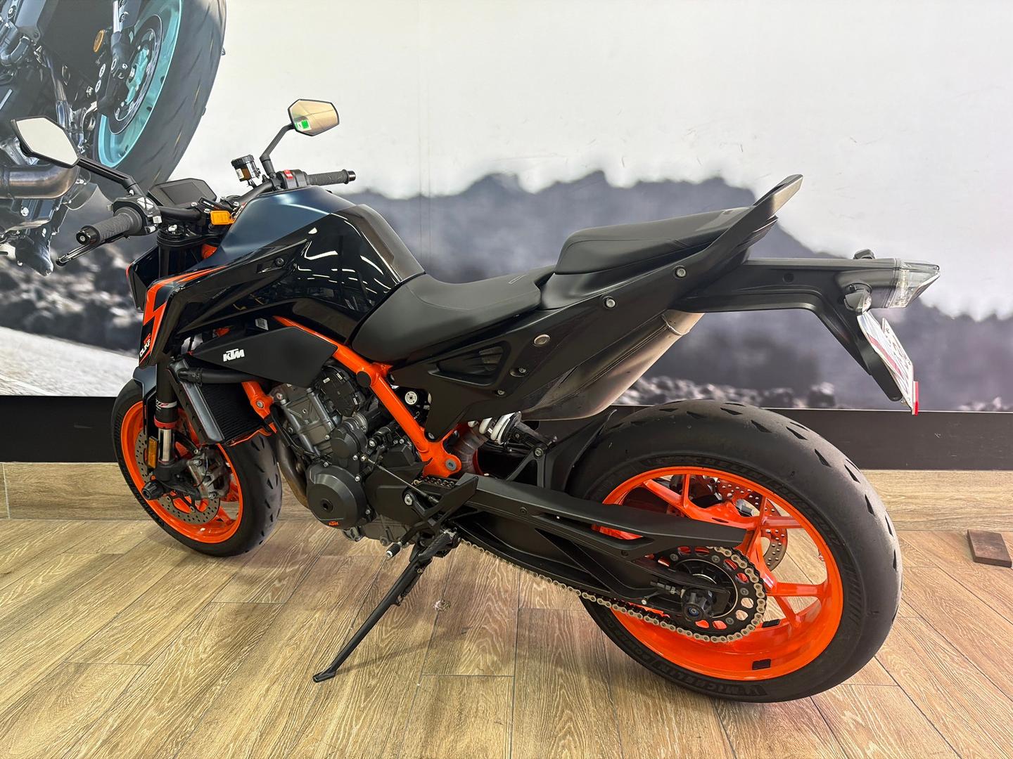 2023 KTM 890 DUKE R ROAD