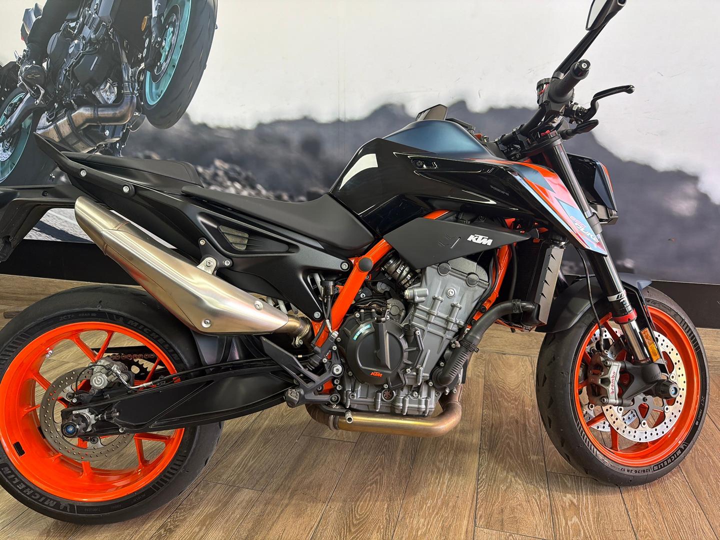 2023 KTM 890 DUKE R ROAD