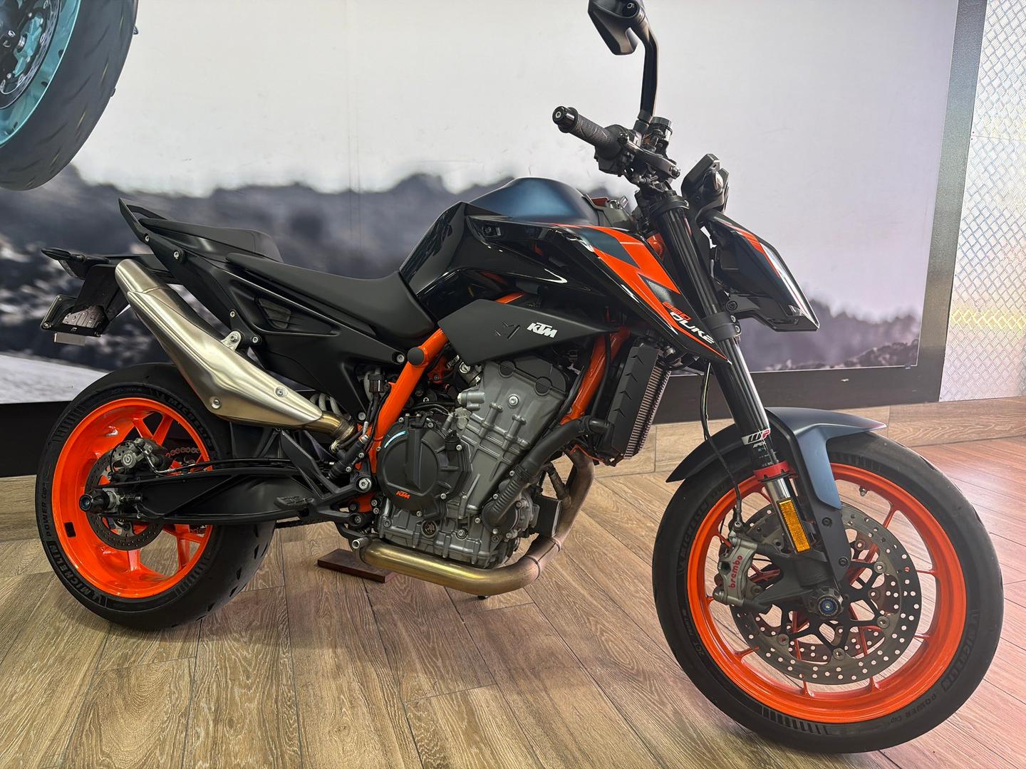 2023 KTM 890 DUKE R ROAD