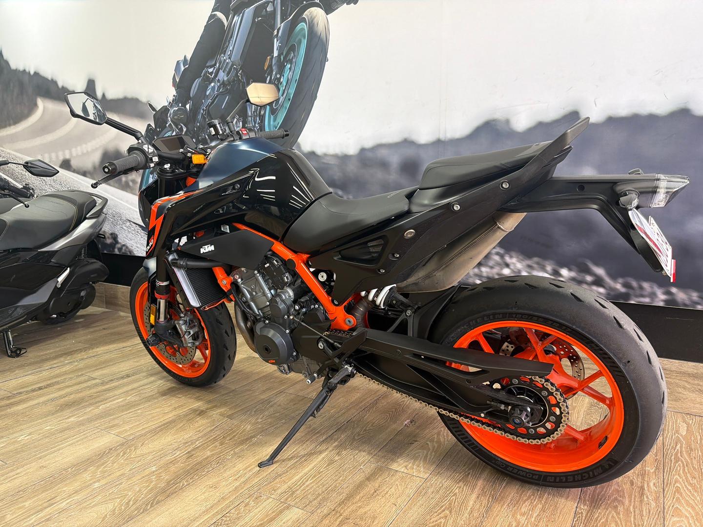 2023 KTM 890 DUKE R ROAD