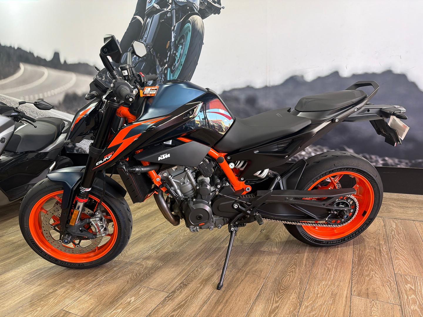 2023 KTM 890 DUKE R ROAD