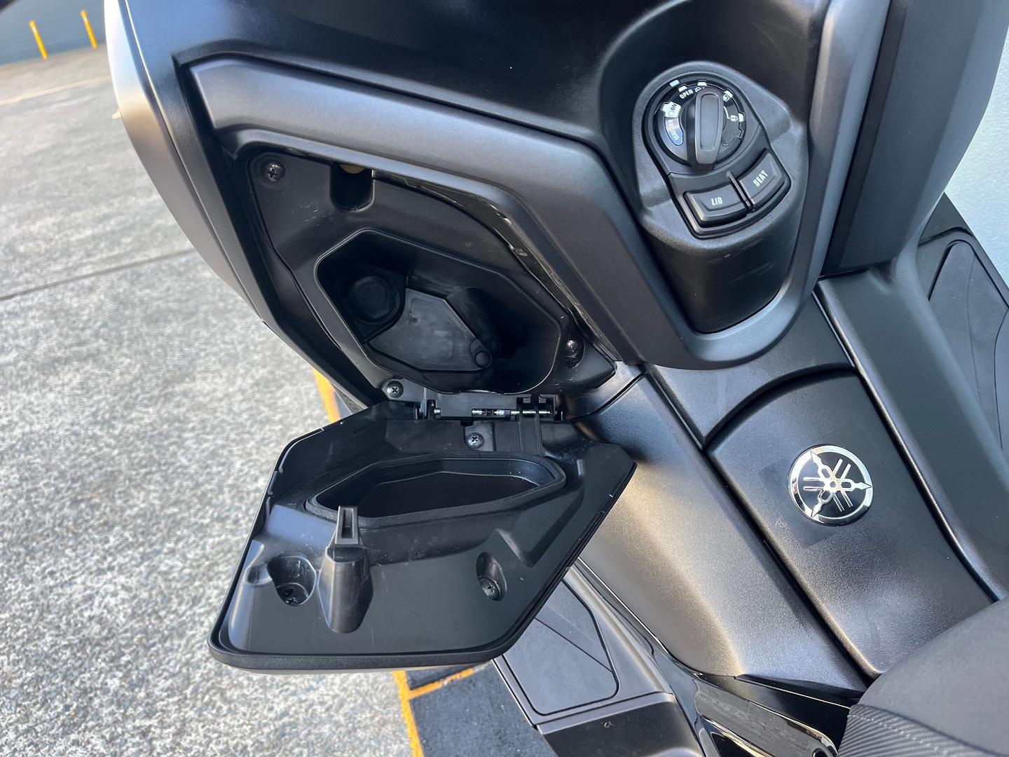 2025 YAMAHA XMAX 300 V2 SCOOTER