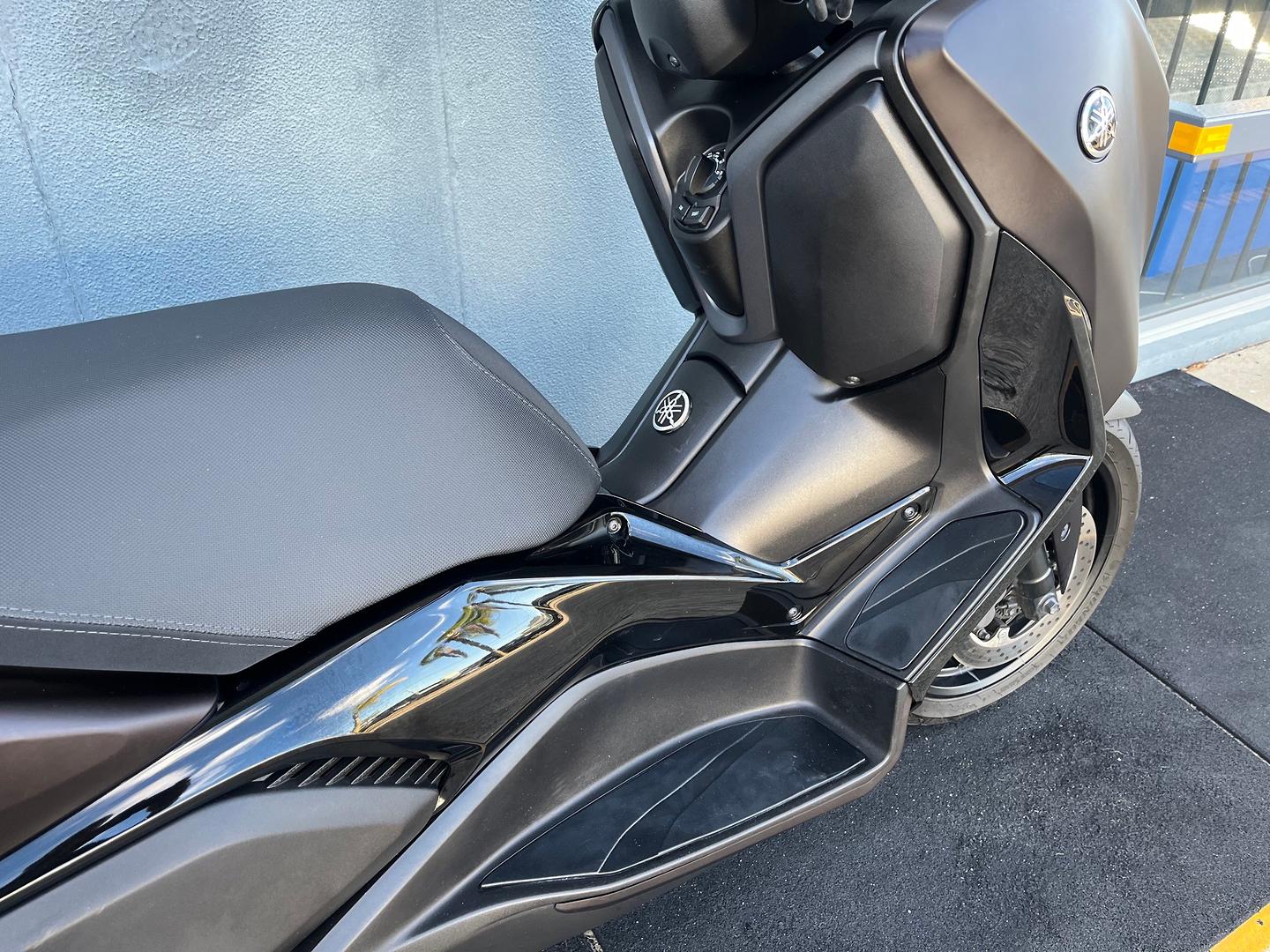 2025 YAMAHA XMAX 300 V2 SCOOTER