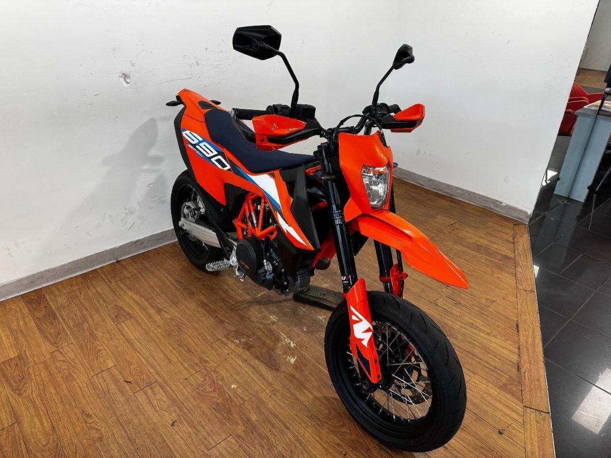 2024 KTM 690 SMC R SUPERMOTARD