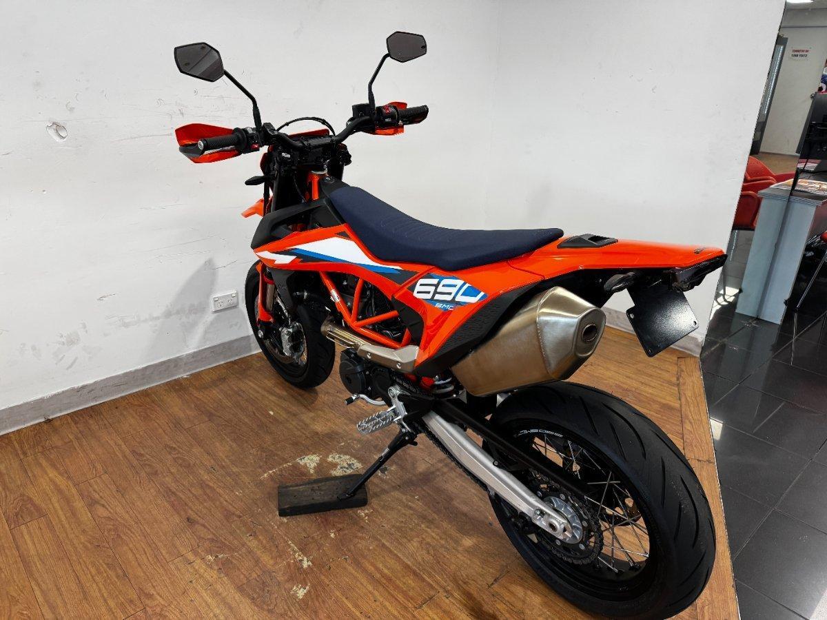 2024 KTM 690 SMC R SUPERMOTARD