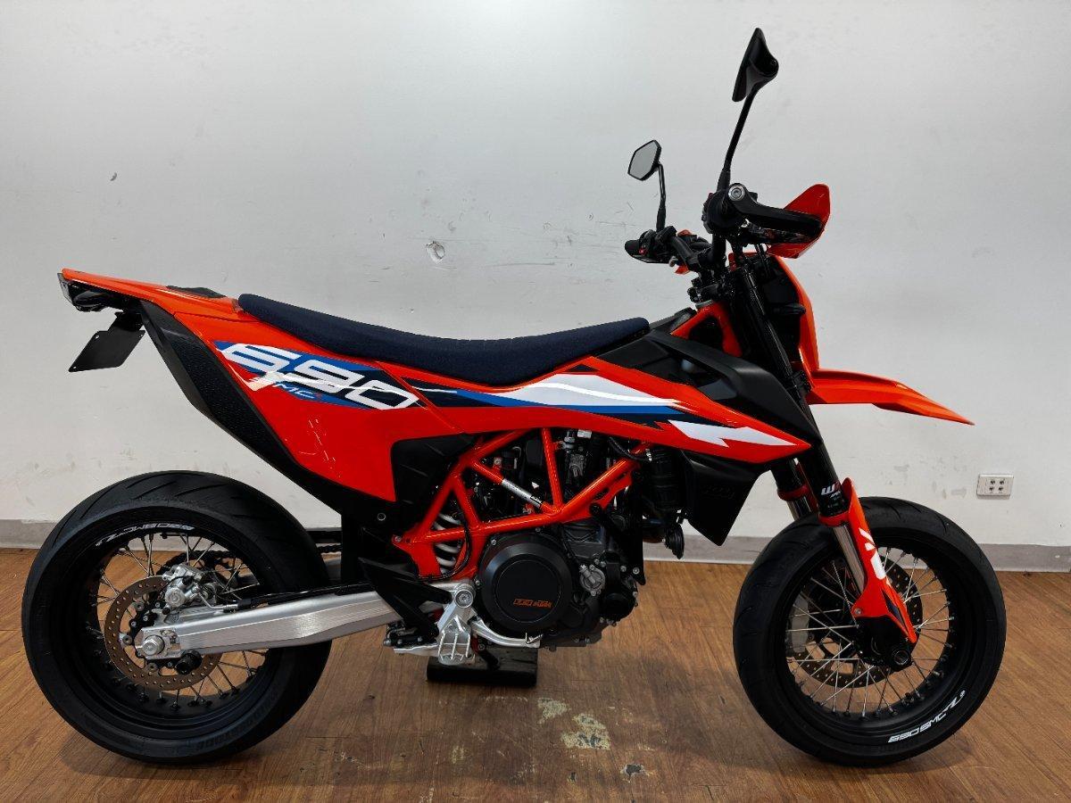 2024 KTM 690 SMC R SUPERMOTARD