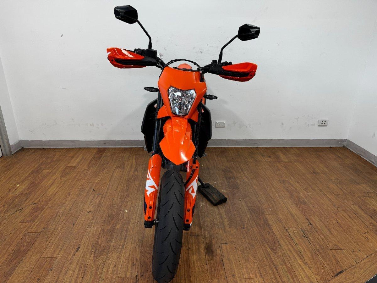 2024 KTM 690 SMC R SUPERMOTARD