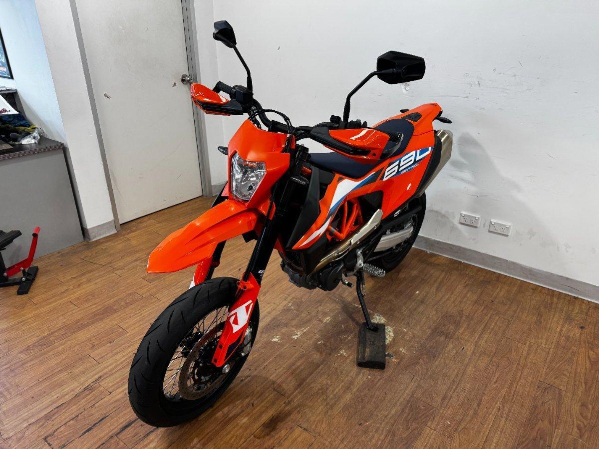 2024 KTM 690 SMC R SUPERMOTARD