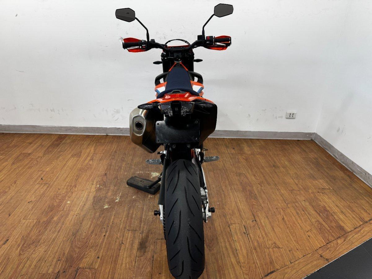 2024 KTM 690 SMC R SUPERMOTARD