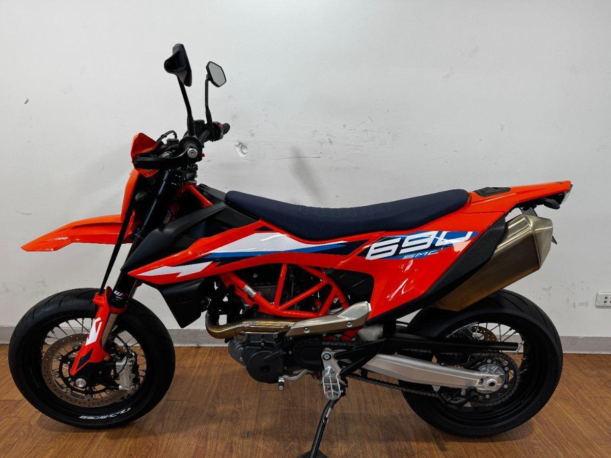 2024 KTM 690 SMC R SUPERMOTARD
