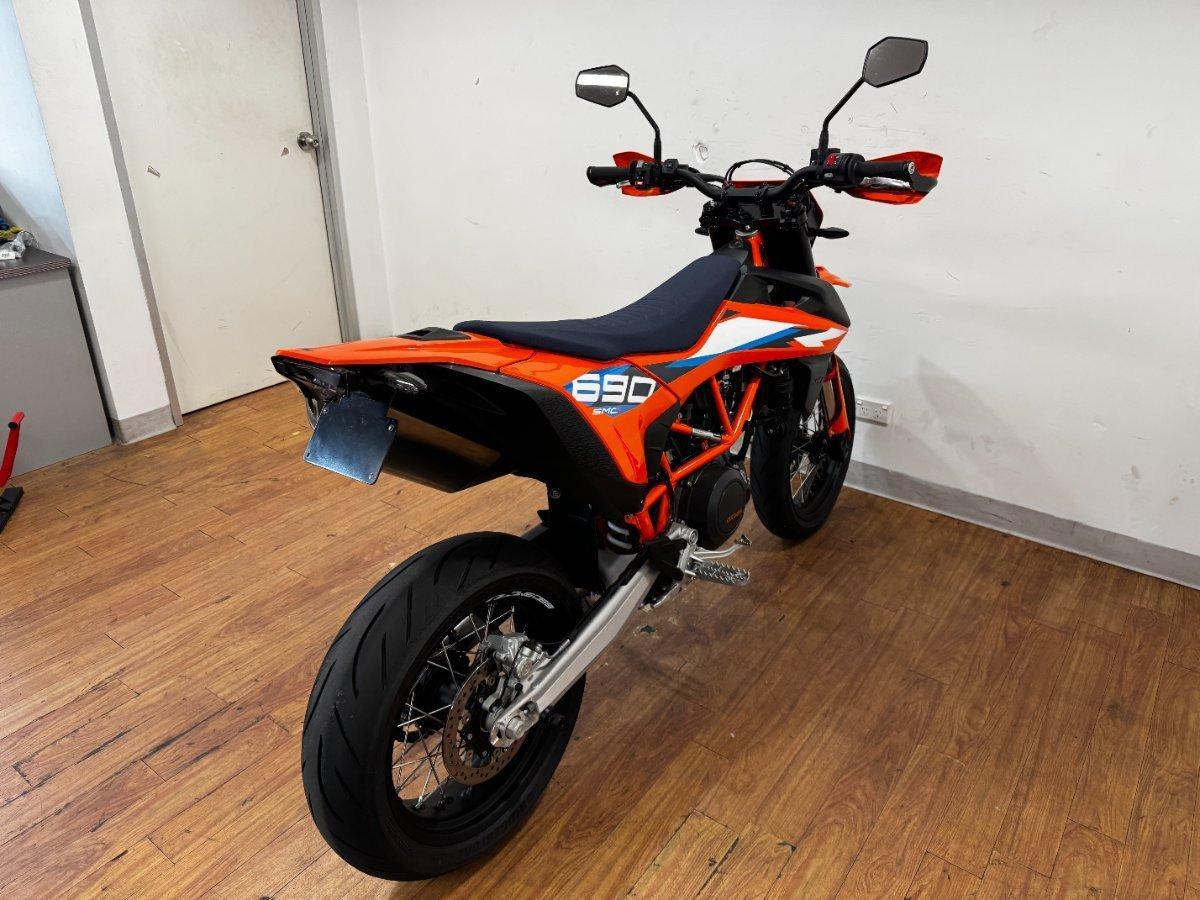 2024 KTM 690 SMC R SUPERMOTARD