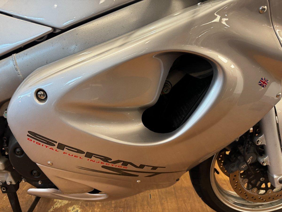 2002 TRIUMPH SPRINT ST SPORTS