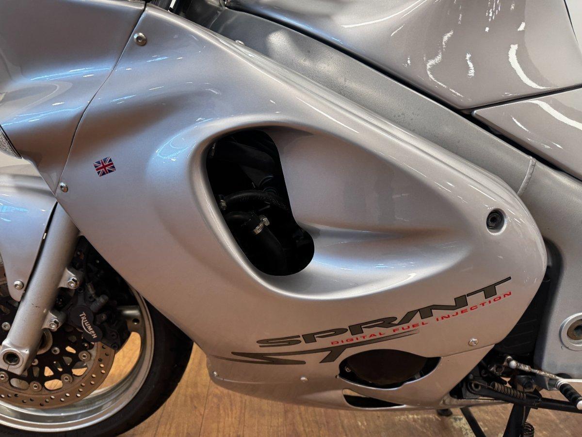 2002 TRIUMPH SPRINT ST SPORTS