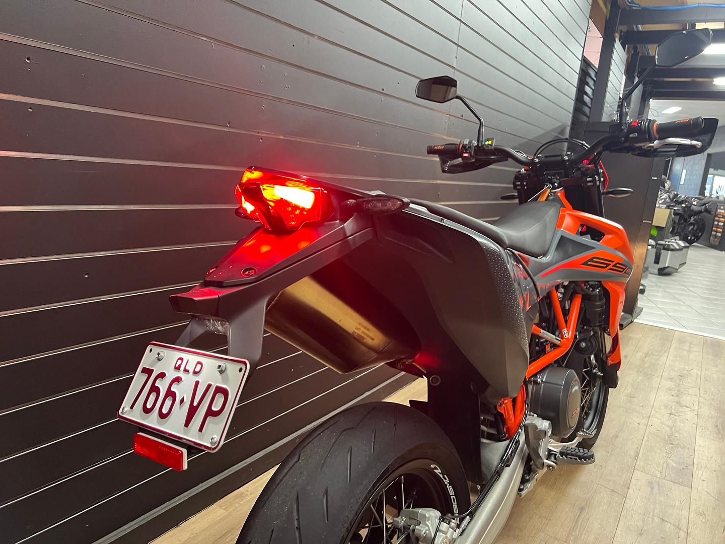 2021 KTM 690 SMC R SUPERMOTARD