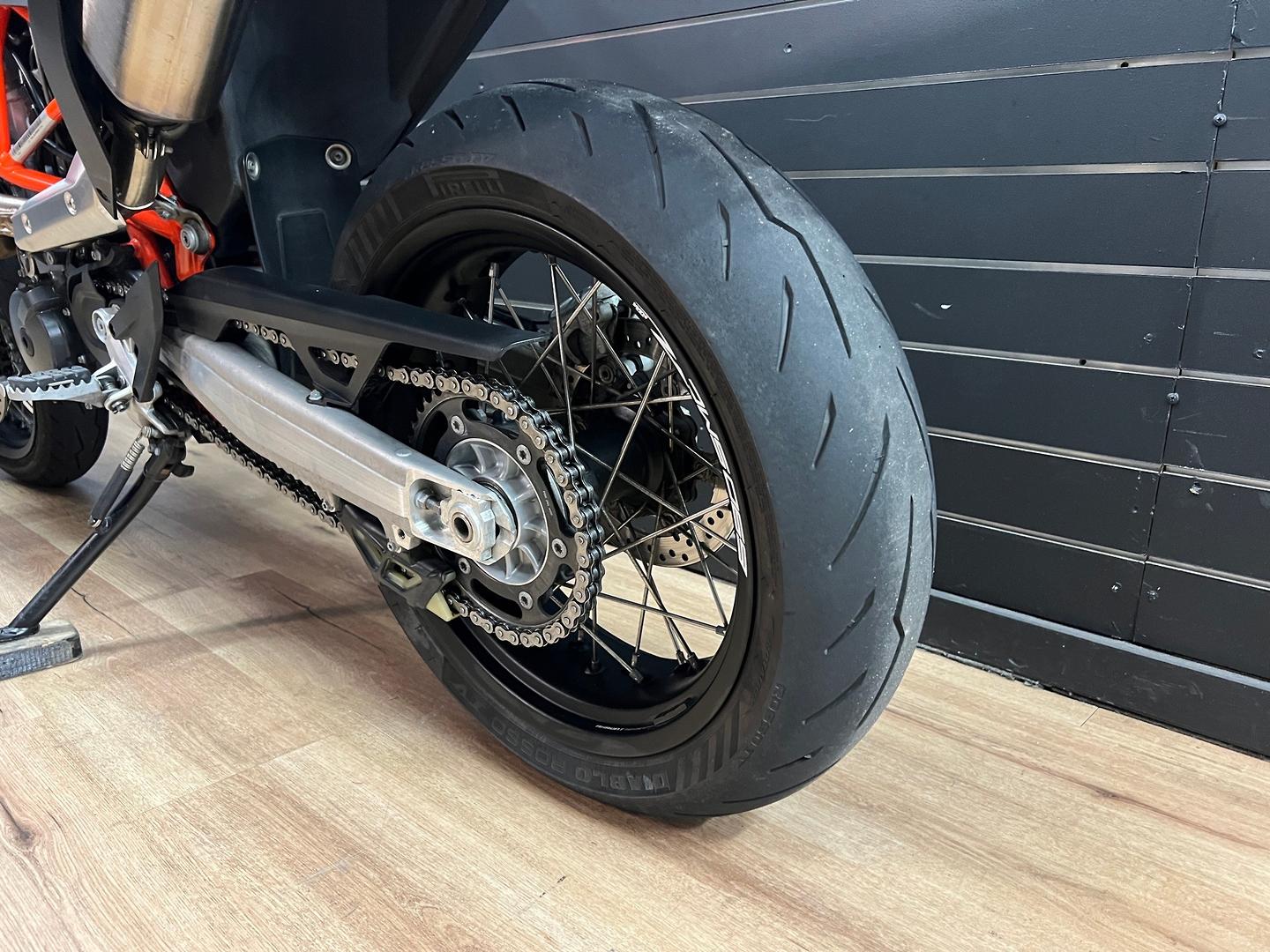 2021 KTM 690 SMC R SUPERMOTARD