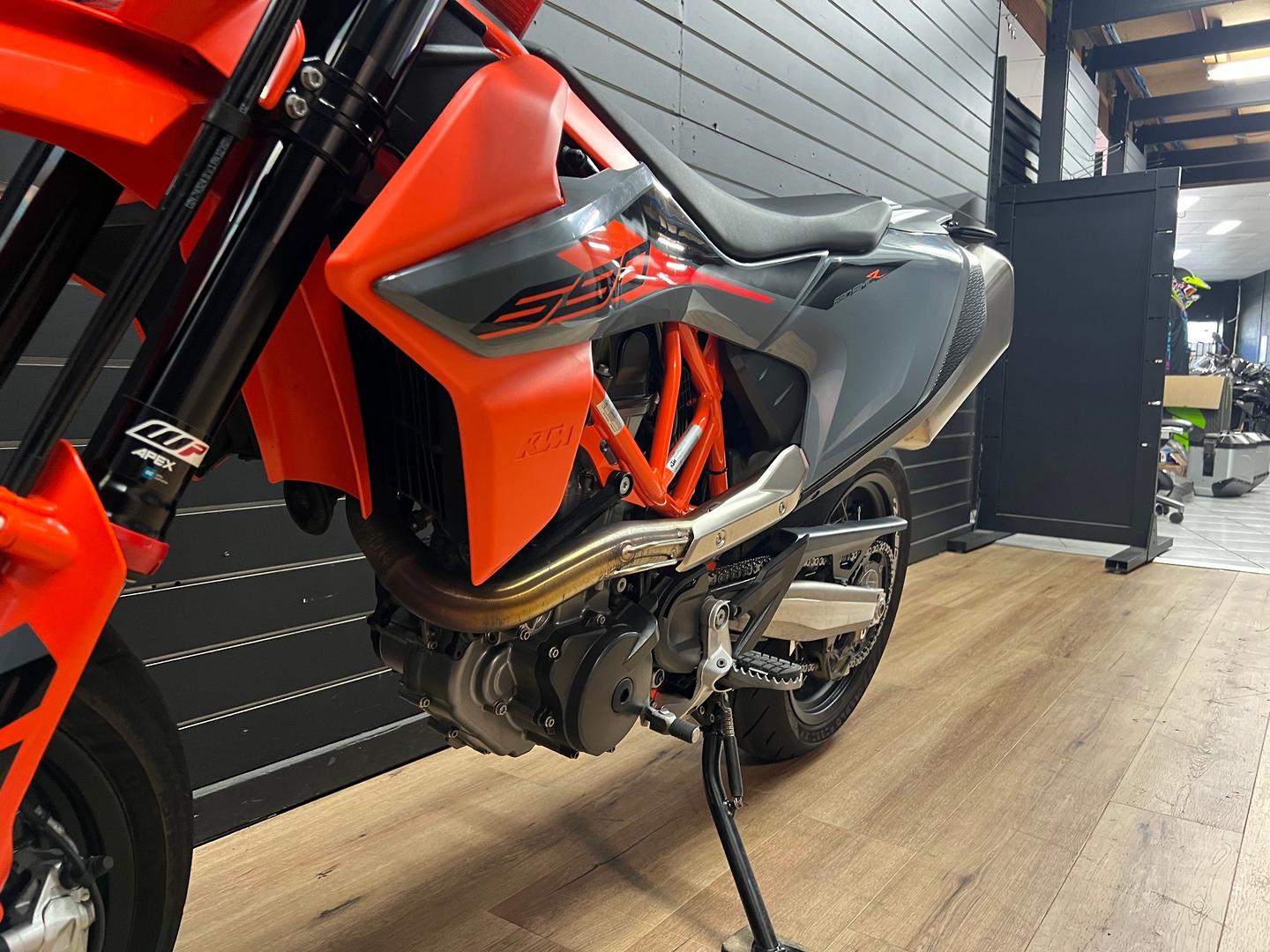 2021 KTM 690 SMC R SUPERMOTARD