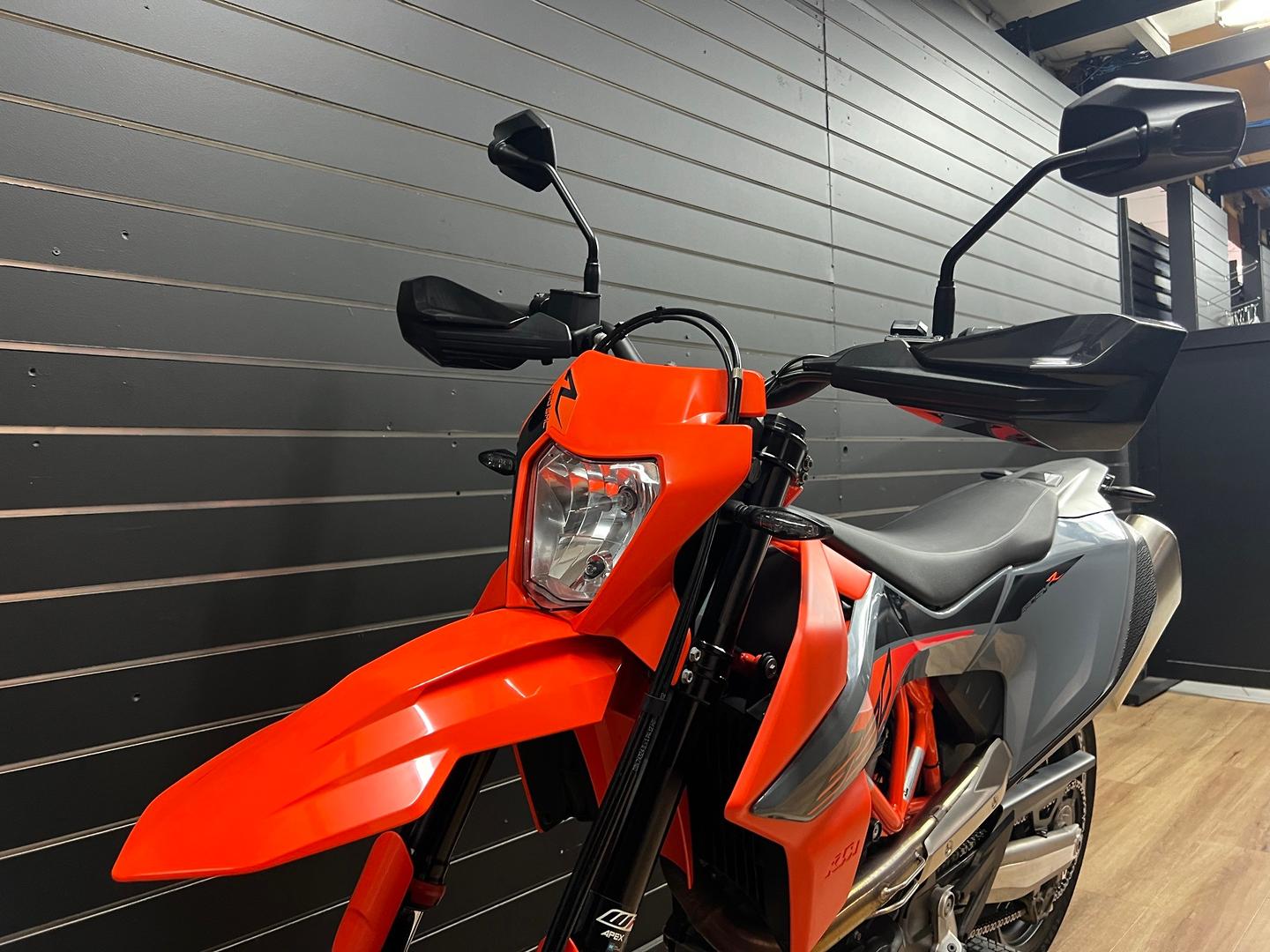 2021 KTM 690 SMC R SUPERMOTARD