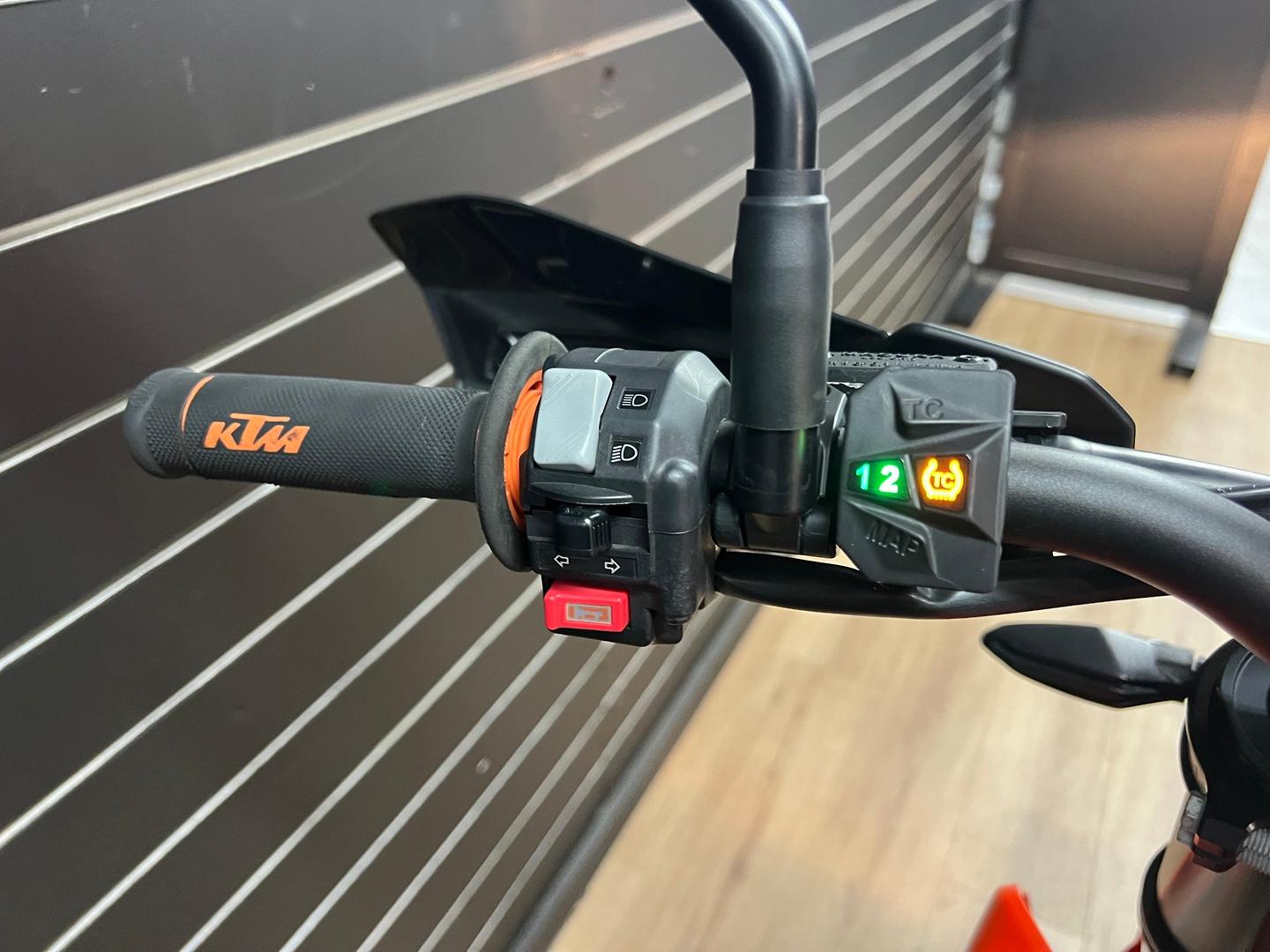 2021 KTM 690 SMC R SUPERMOTARD