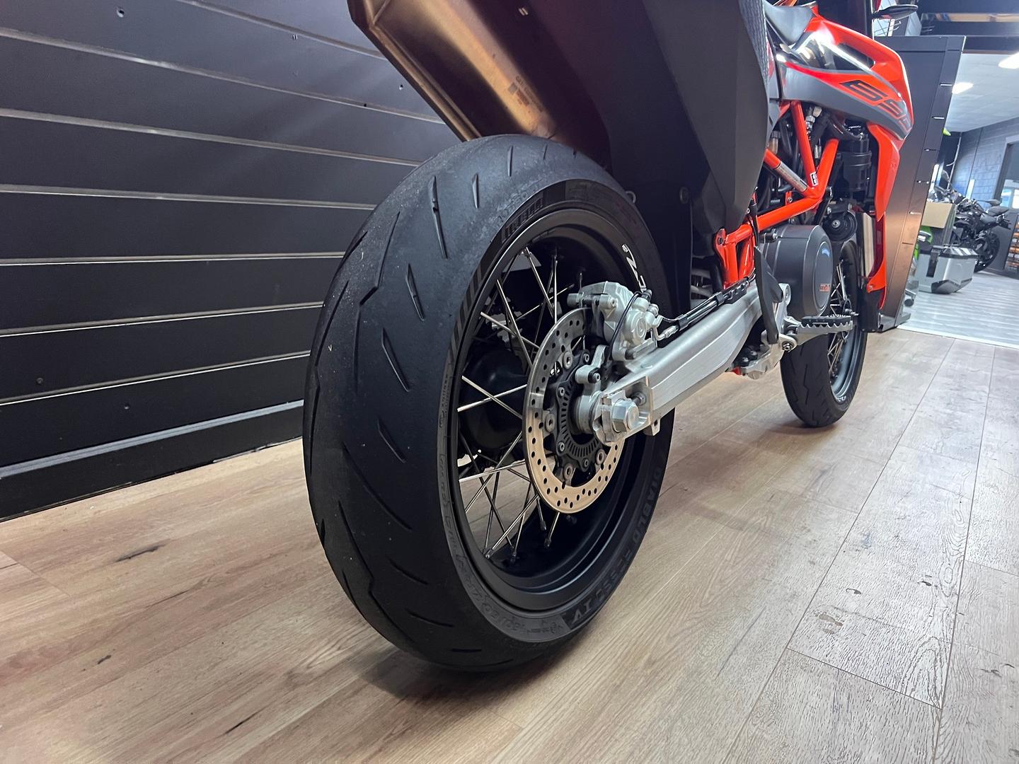 2021 KTM 690 SMC R SUPERMOTARD