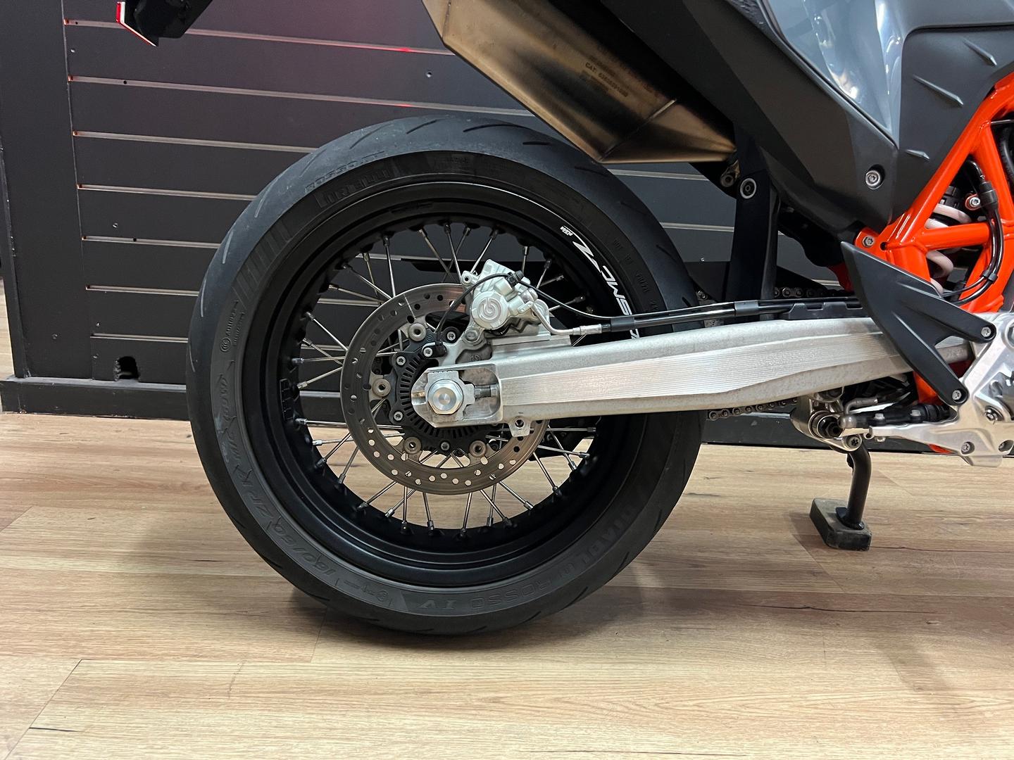 2021 KTM 690 SMC R SUPERMOTARD