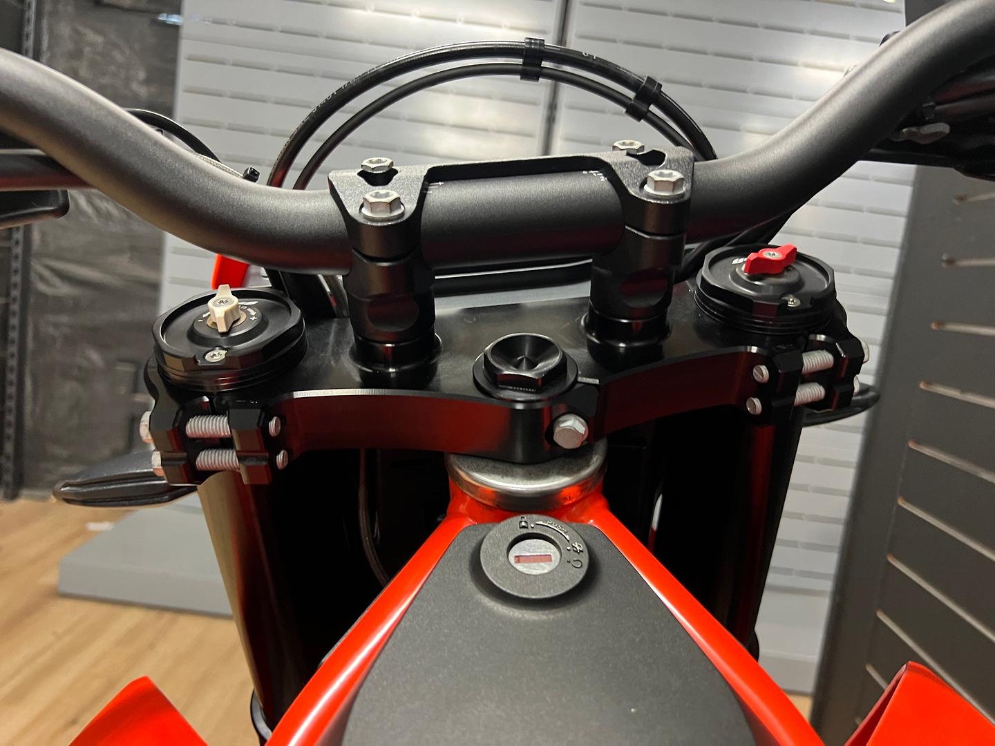 2021 KTM 690 SMC R SUPERMOTARD