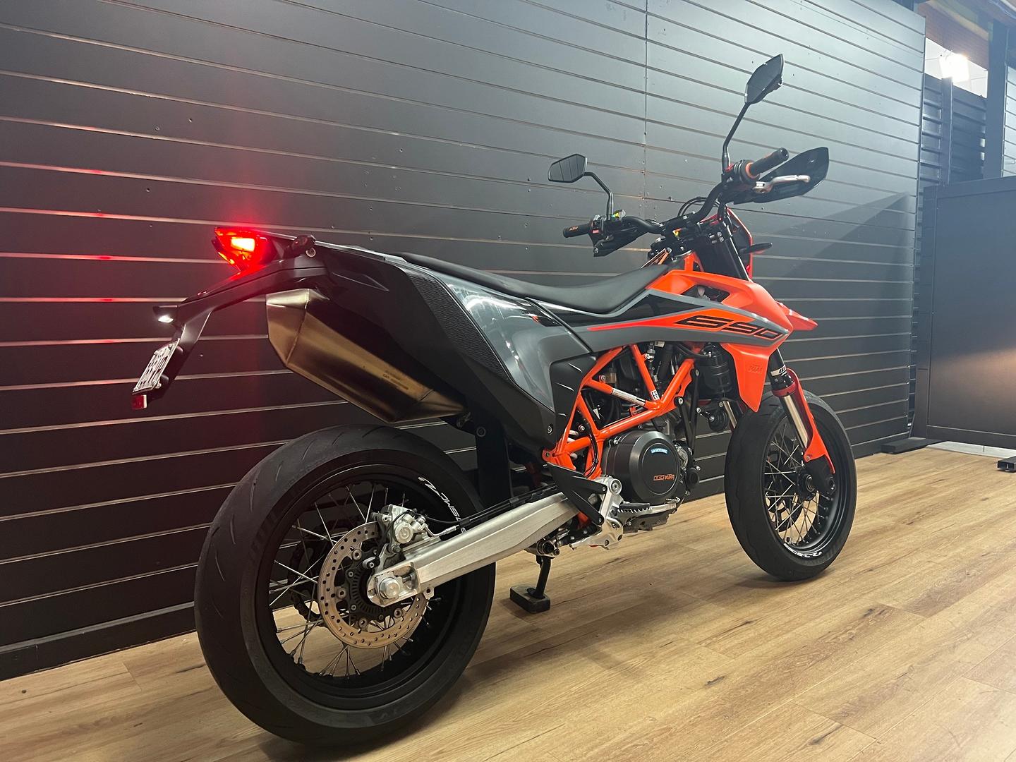 2021 KTM 690 SMC R SUPERMOTARD