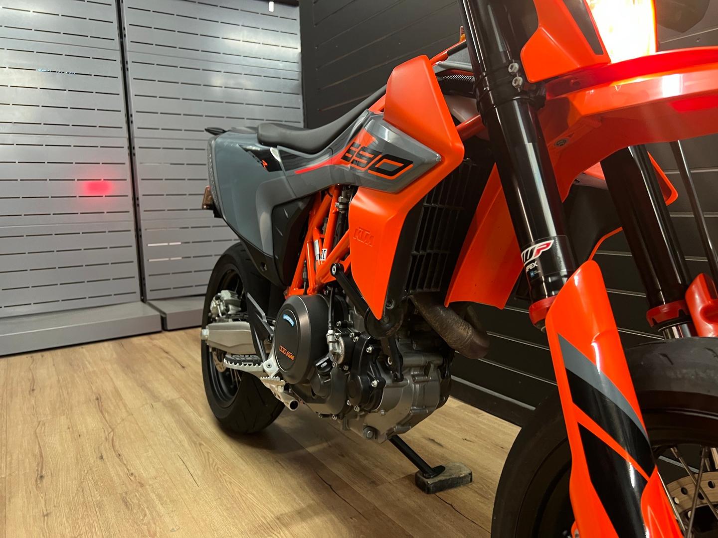 2021 KTM 690 SMC R SUPERMOTARD