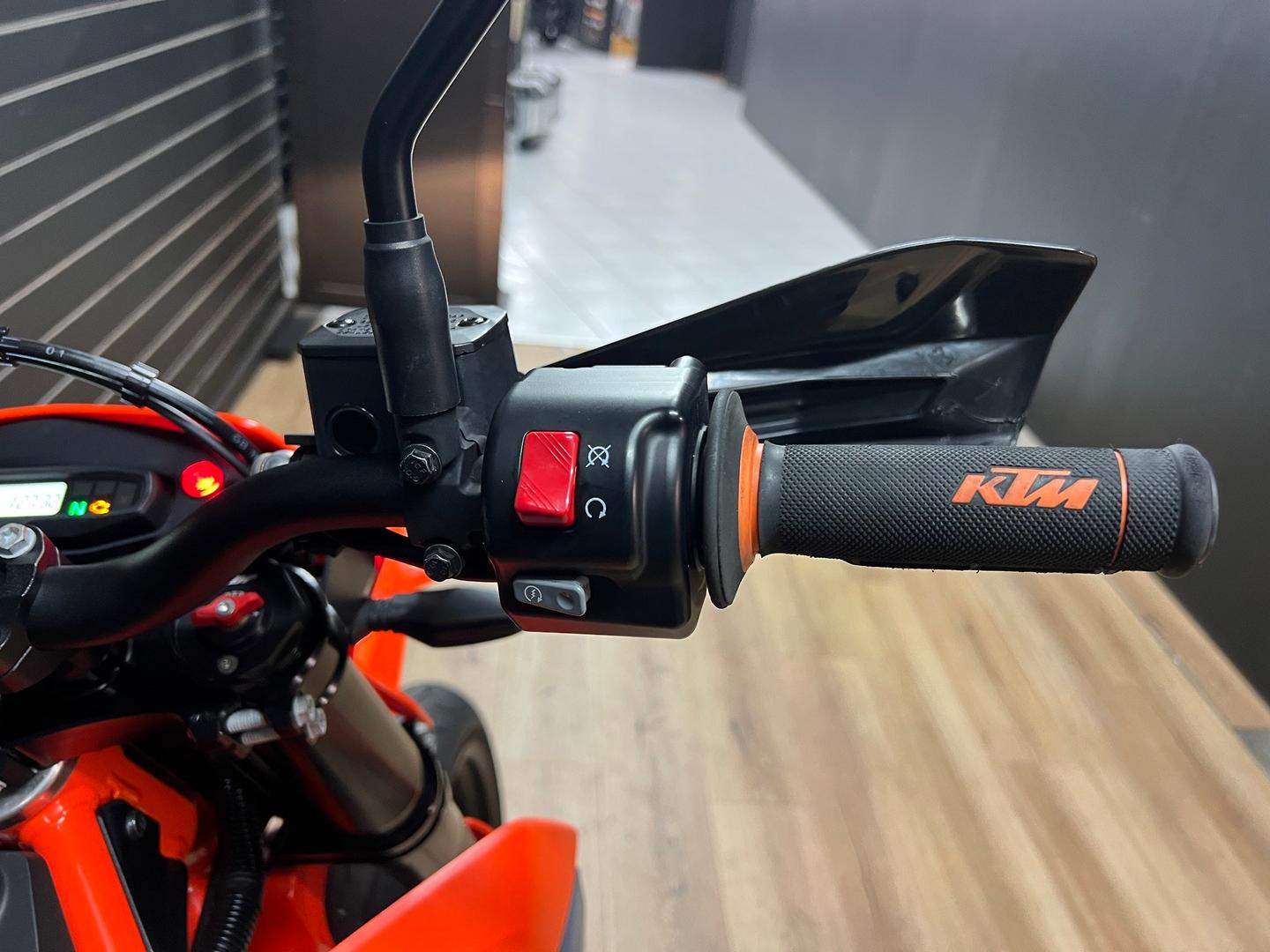 2021 KTM 690 SMC R SUPERMOTARD