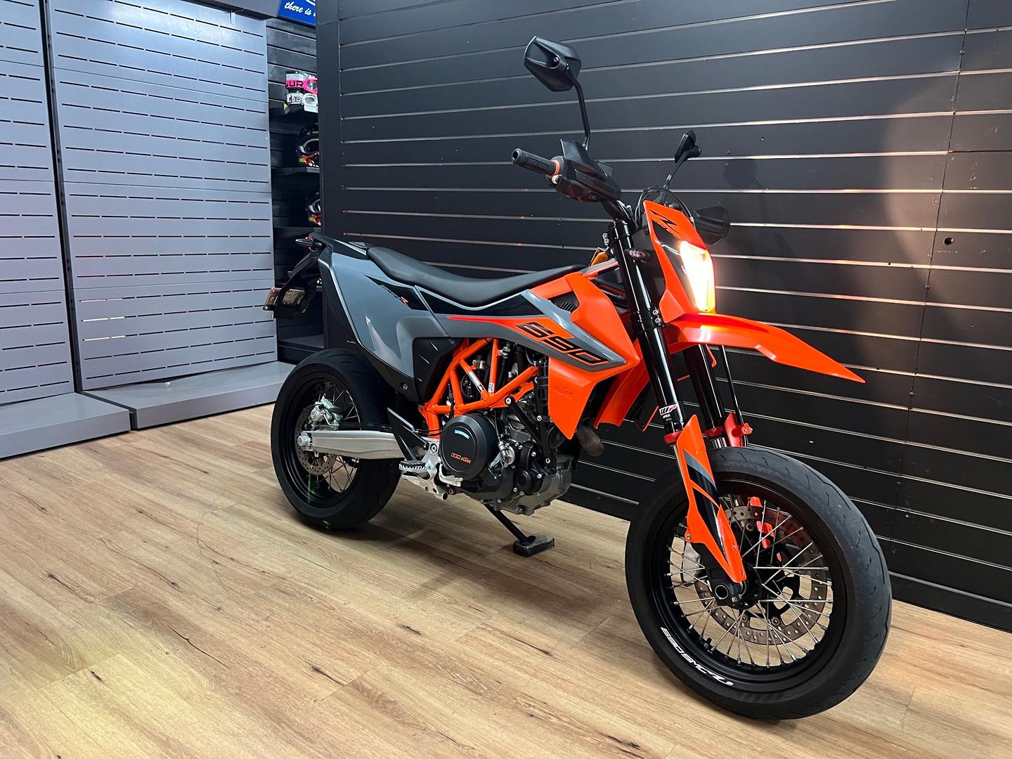 2021 KTM 690 SMC R SUPERMOTARD