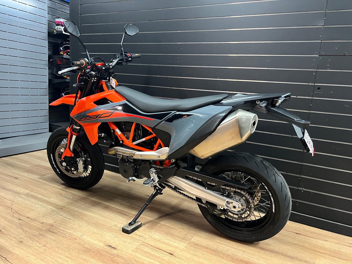 2021 KTM 690 SMC R SUPERMOTARD