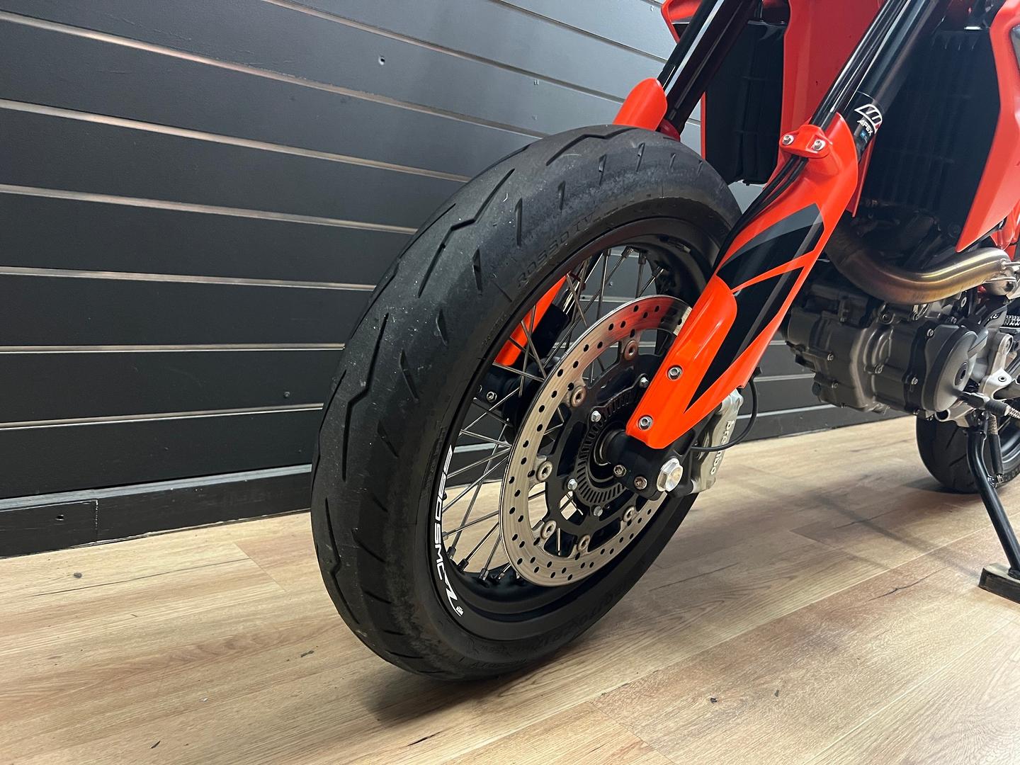 2021 KTM 690 SMC R SUPERMOTARD