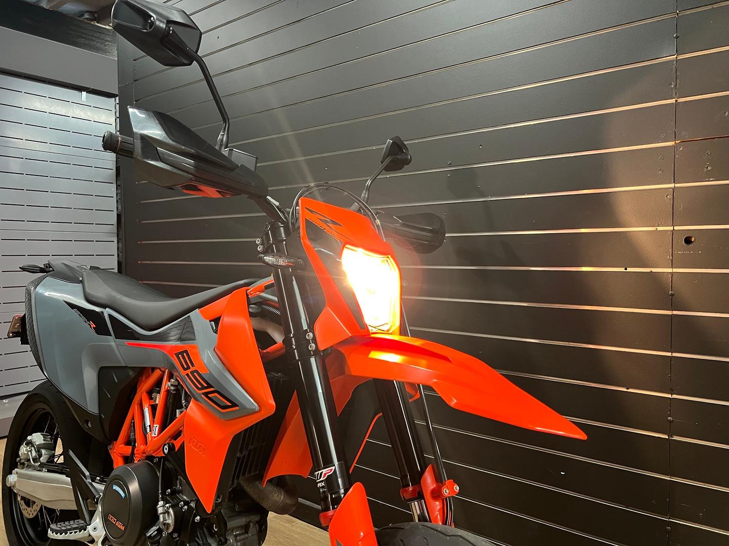 2021 KTM 690 SMC R SUPERMOTARD