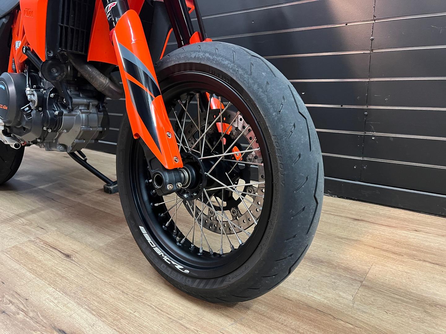 2021 KTM 690 SMC R SUPERMOTARD