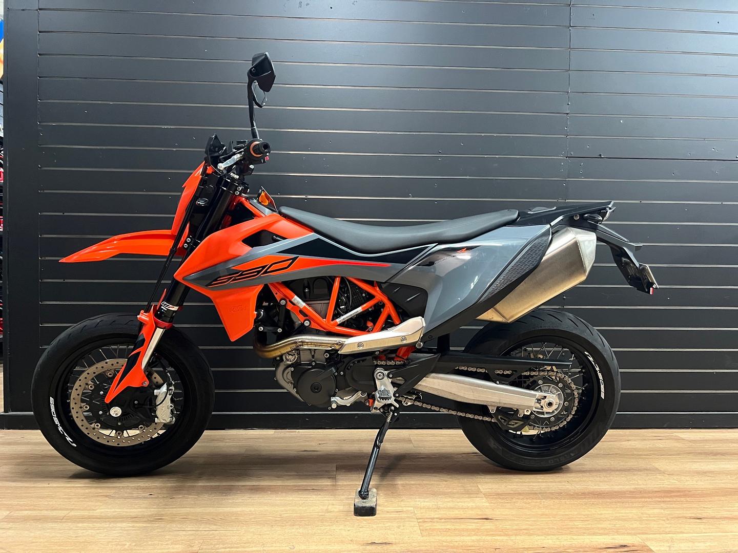 2021 KTM 690 SMC R SUPERMOTARD