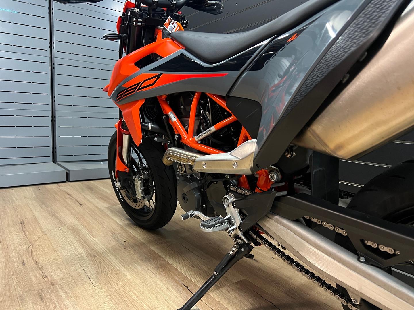 2021 KTM 690 SMC R SUPERMOTARD