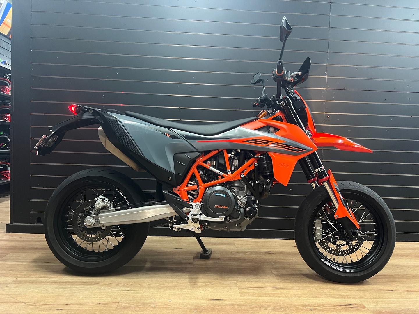 2021 KTM 690 SMC R SUPERMOTARD