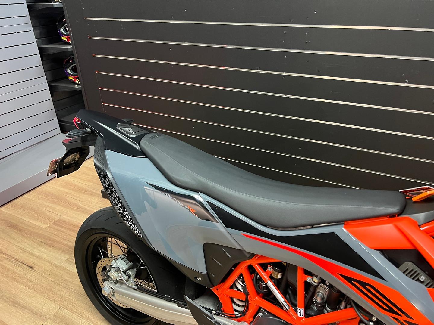 2021 KTM 690 SMC R SUPERMOTARD