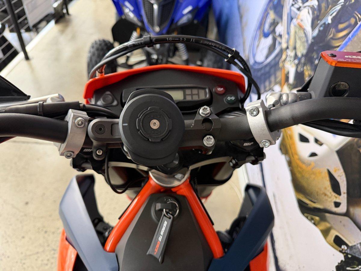 2023 KTM 690 SMC R SUPERMOTARD