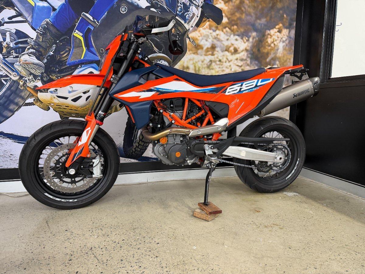 2023 KTM 690 SMC R SUPERMOTARD