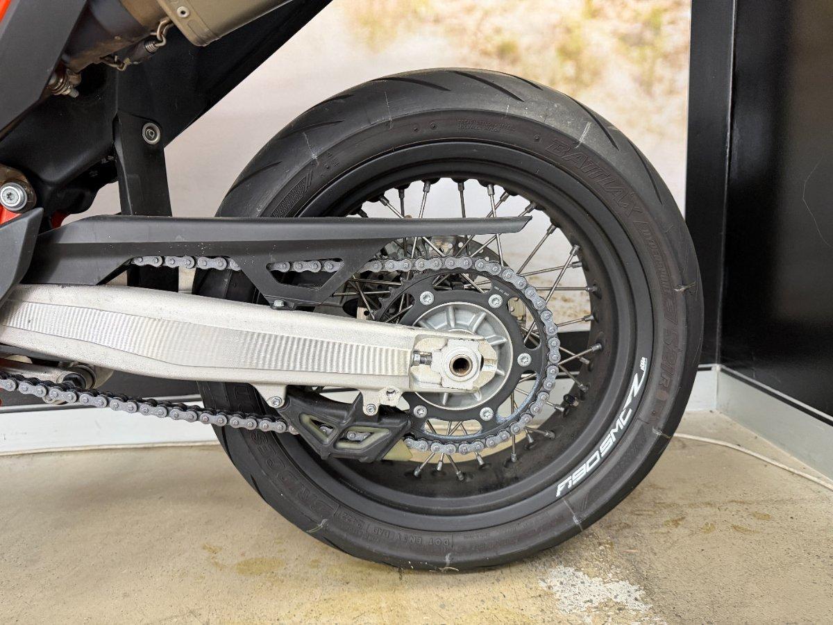 2023 KTM 690 SMC R SUPERMOTARD