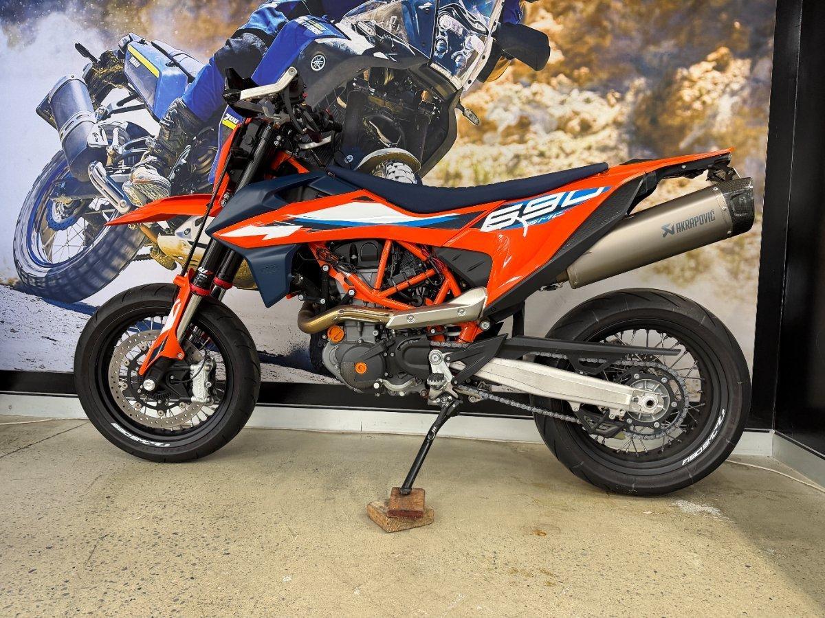 2023 KTM 690 SMC R SUPERMOTARD