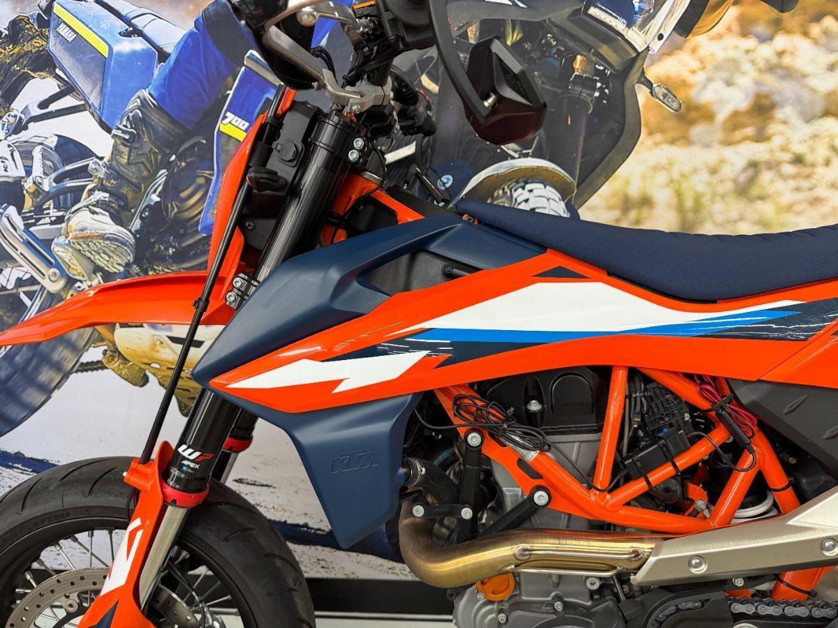 2023 KTM 690 SMC R SUPERMOTARD