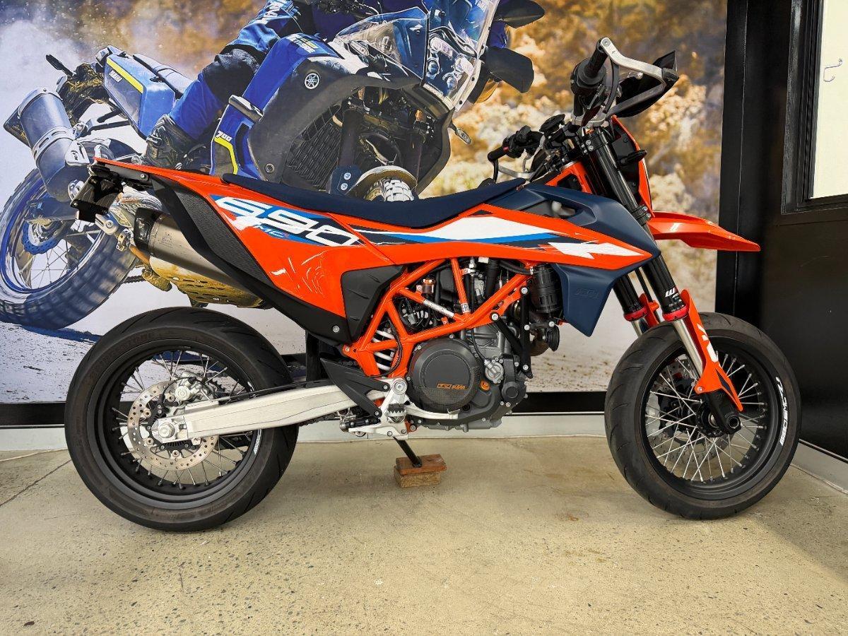 2023 KTM 690 SMC R SUPERMOTARD