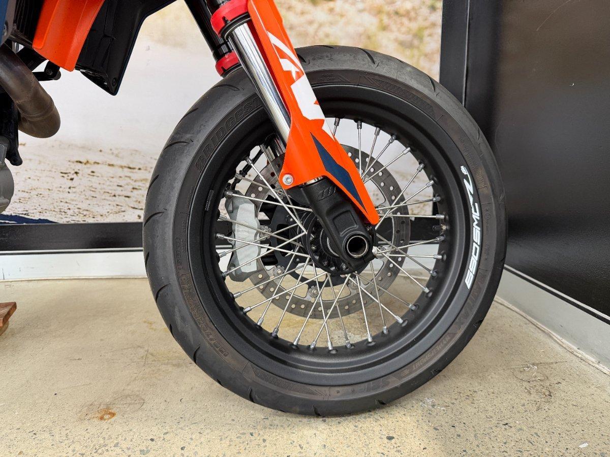 2023 KTM 690 SMC R SUPERMOTARD
